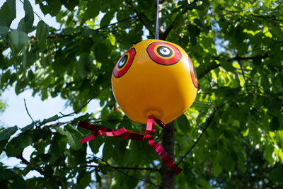 Inflated scare-eye bird repellent balloons moving in wind efficiently repel common unwanted birds 