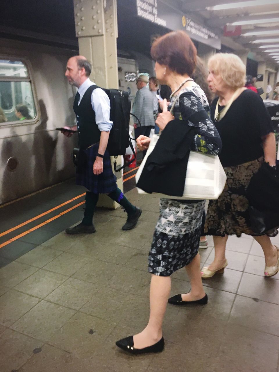 real people, casual clothing, full length, standing, lifestyles, train - vehicle, transportation, men, public transportation, women, side view, railroad station platform, day, young adult, outdoors, people