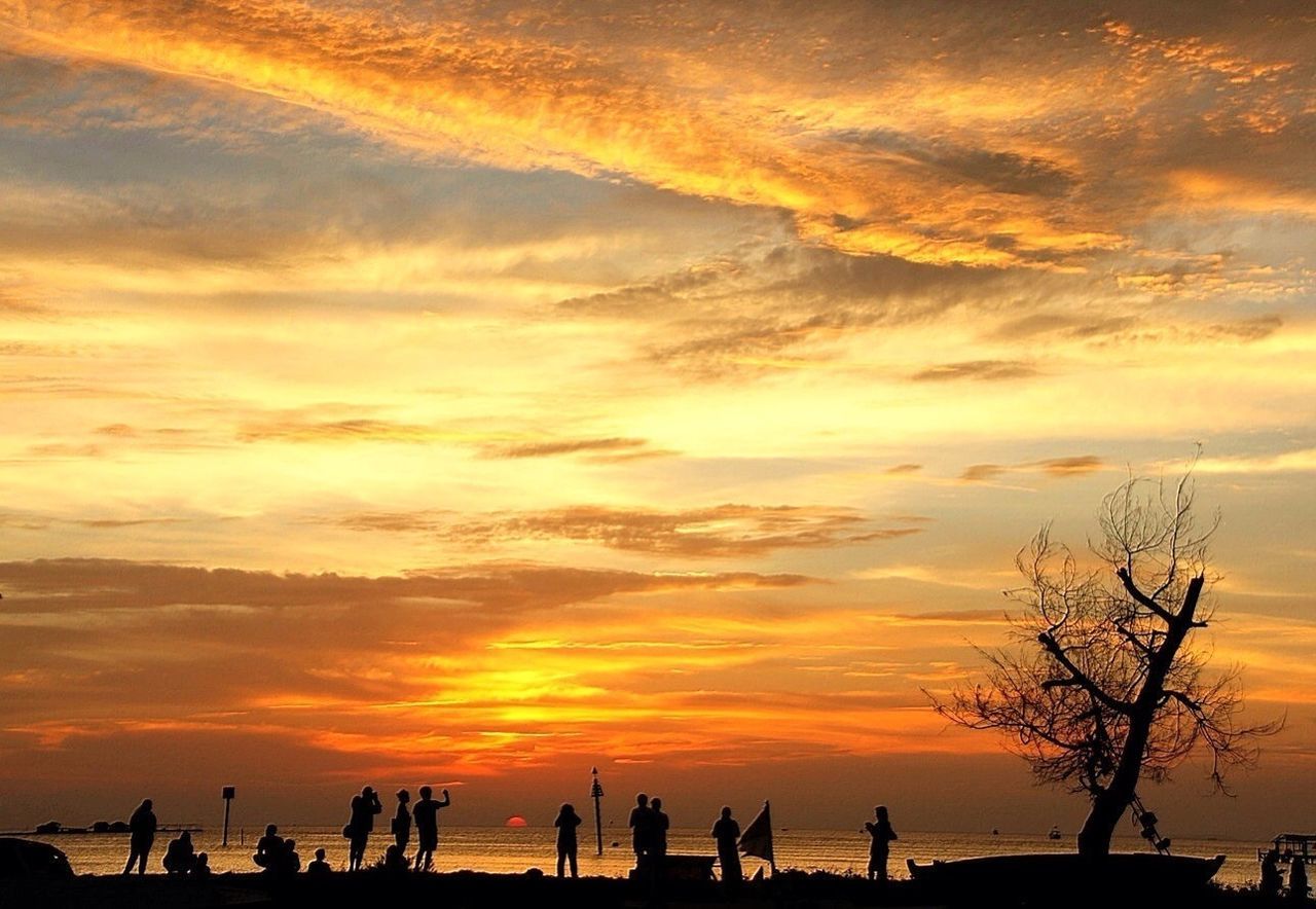 sunset, sky, orange color, silhouette, sea, scenics, beauty in nature, cloud - sky, beach, water, tranquility, tranquil scene, horizon over water, nature, idyllic, large group of people, vacations, cloud, dramatic sky