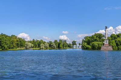 View of the great pond with chesme columnv in catherine park, tsarskoye selo, russia