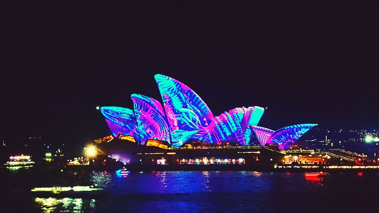 ILLUMINATED FERRIS WHEEL IN CITY