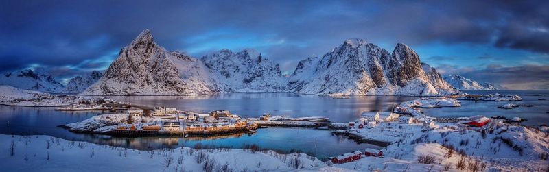 Panoramic view of lake and mountains against sky