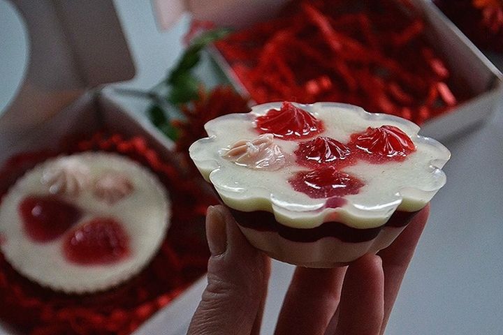 MIDSECTION OF WOMAN HOLDING ICE CREAM