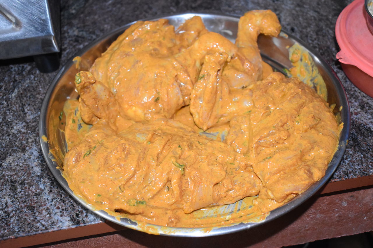 HIGH ANGLE VIEW OF FOOD IN CONTAINER