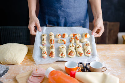 Midsection of man preparing food at table