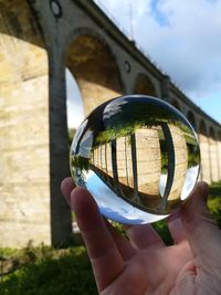 Glaskugelfotografie. im fokus viadukt in altenbeken