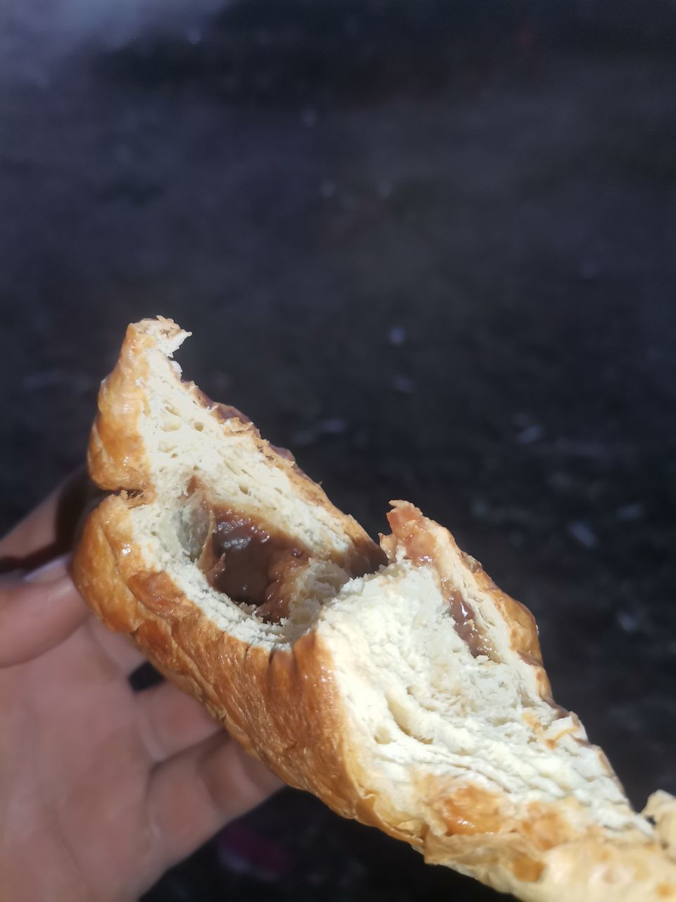 CLOSE-UP OF HAND HOLDING MEAT