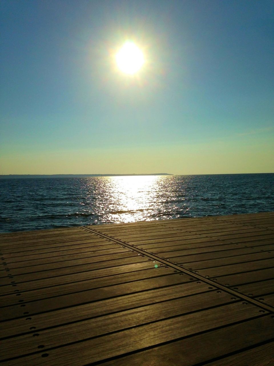 sun, sea, horizon over water, water, sunset, tranquil scene, scenics, tranquility, sunlight, beach, clear sky, beauty in nature, reflection, sunbeam, sky, idyllic, nature, shore, lens flare, bright