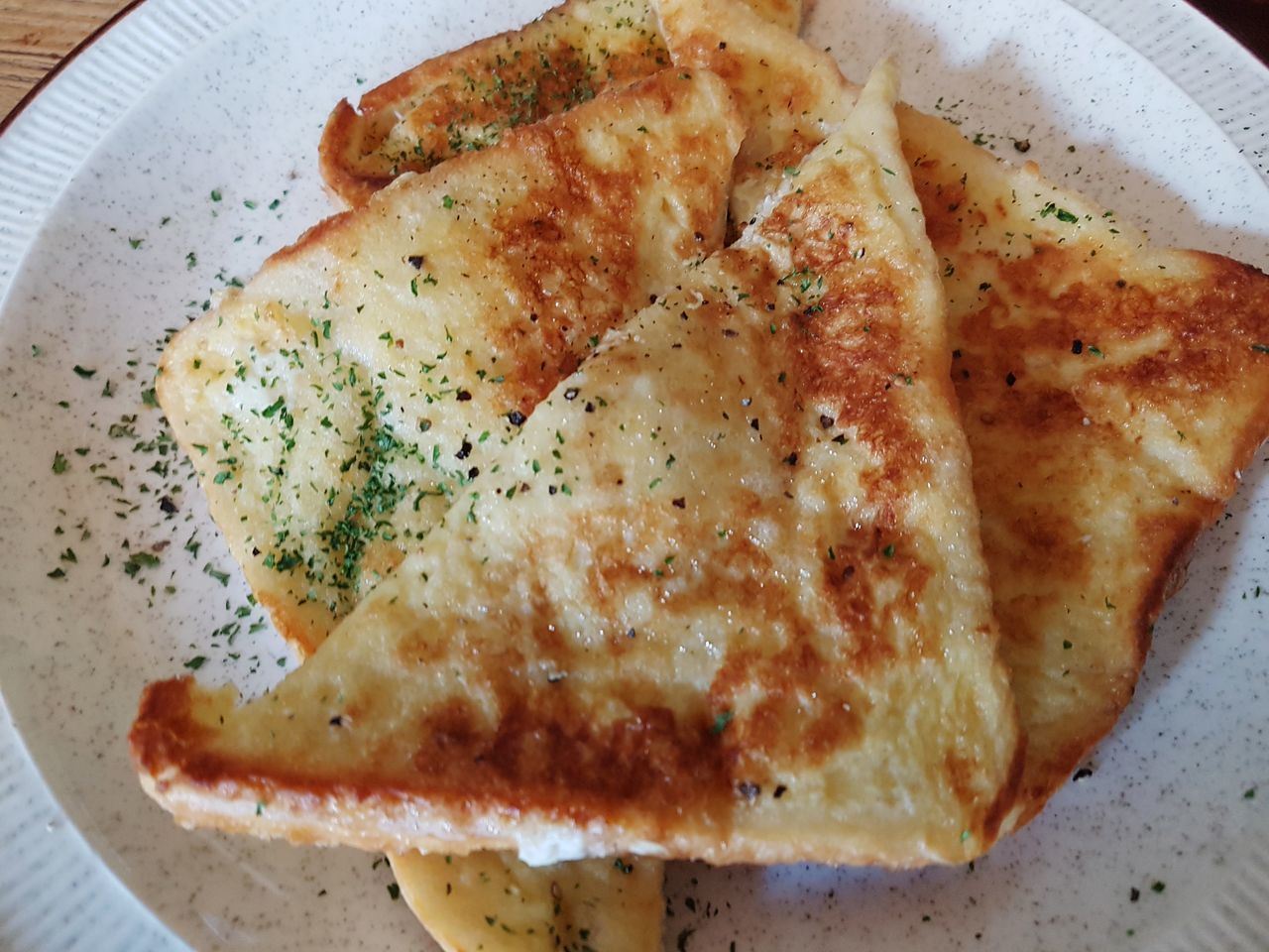 CLOSE-UP OF BREAD IN PLATE