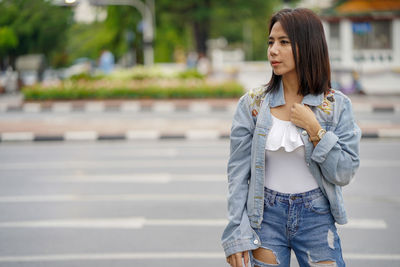 Fashionable woman wearing casuals standing in city