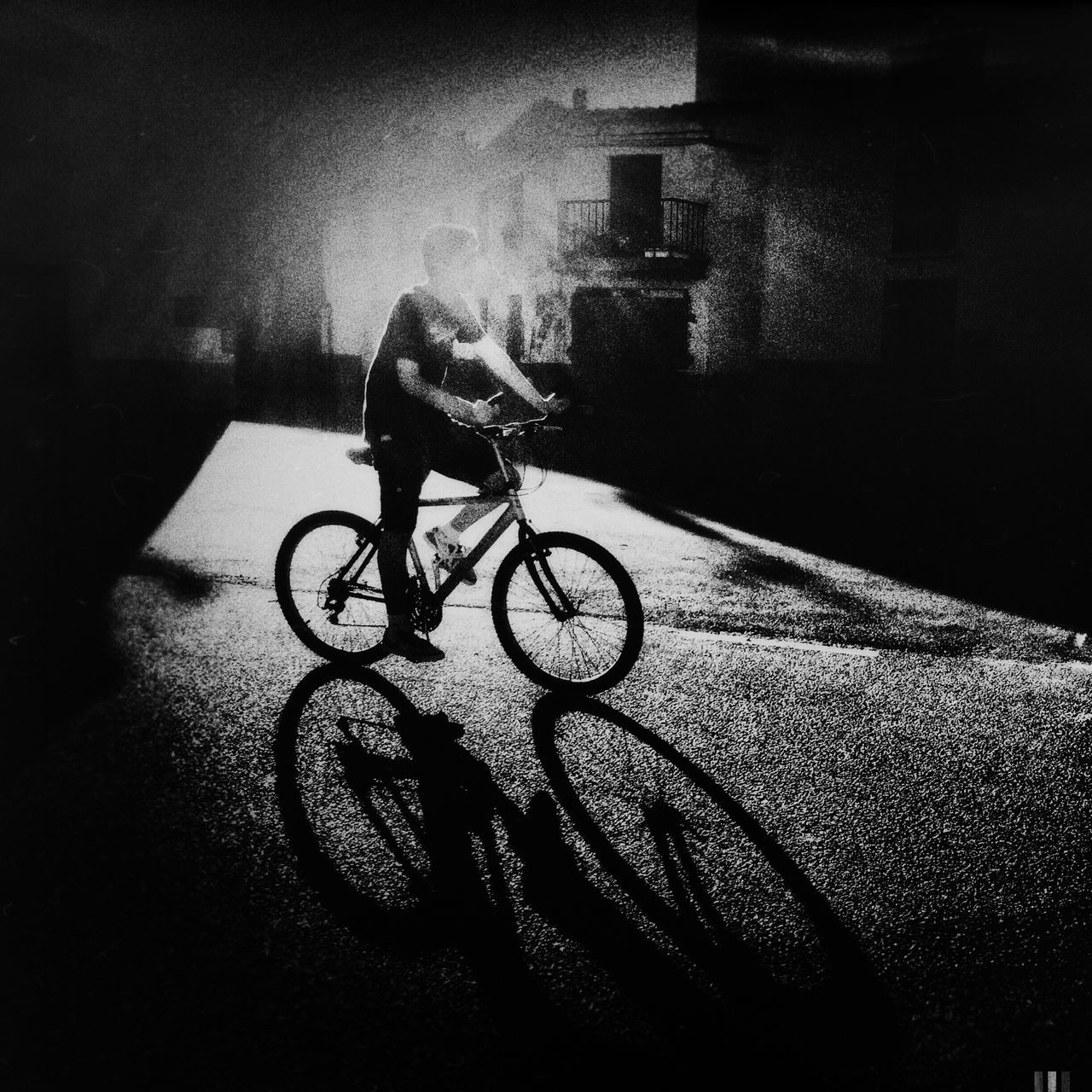 bicycle, transportation, land vehicle, mode of transport, riding, men, street, cycling, lifestyles, silhouette, full length, leisure activity, night, road, unrecognizable person, shadow, side view, stationary