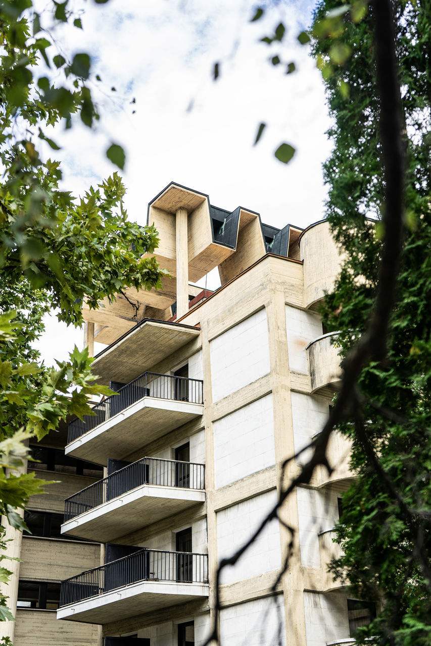 LOW ANGLE VIEW OF APARTMENT BUILDING AGAINST SKY