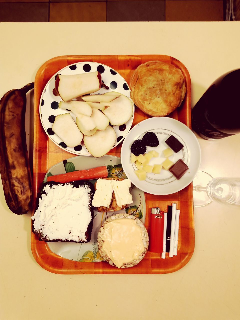 HIGH ANGLE VIEW OF FOOD IN PLATE