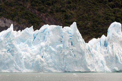 Spegazzini glacier sur argentina. the ice is melting, falling in the lake.