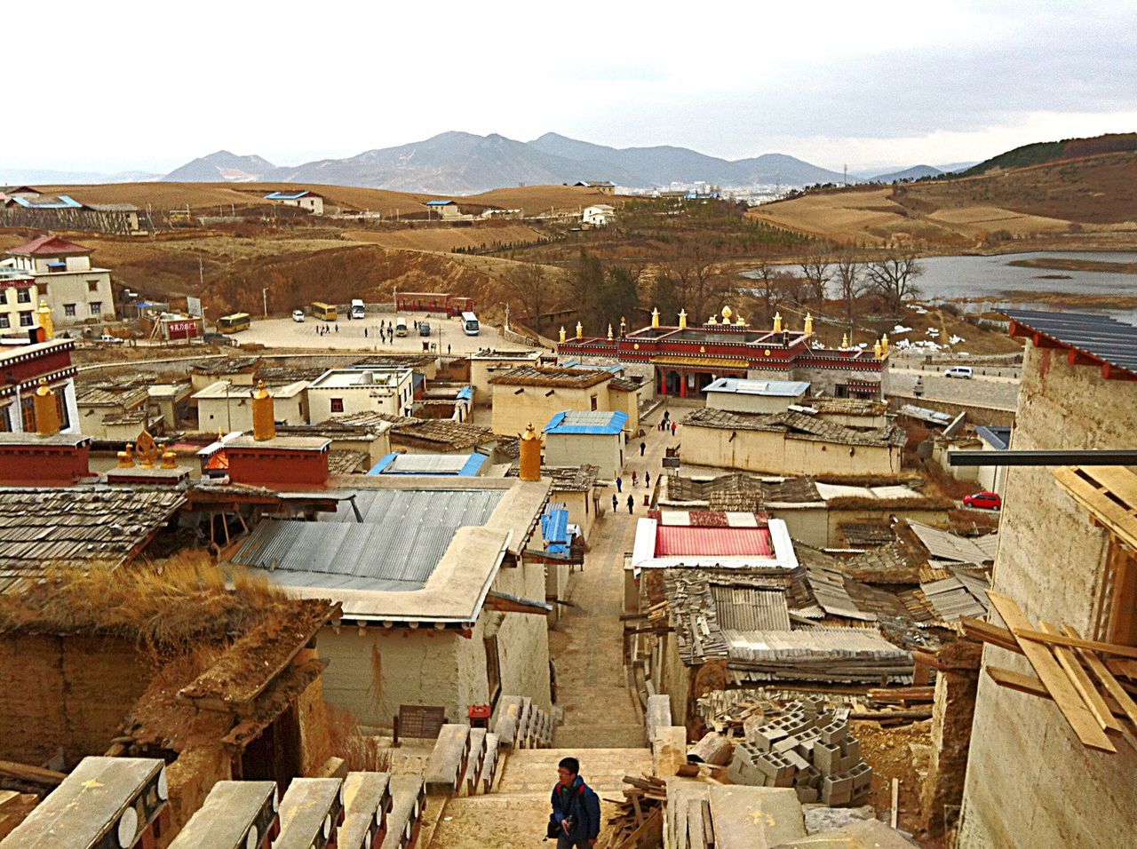 building exterior, built structure, architecture, mountain, house, residential structure, roof, residential building, town, high angle view, townscape, village, residential district, sky, day, mountain range, outdoors, clear sky, incidental people