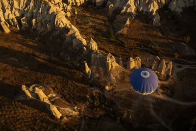 Aerial view of hot air balloon over city