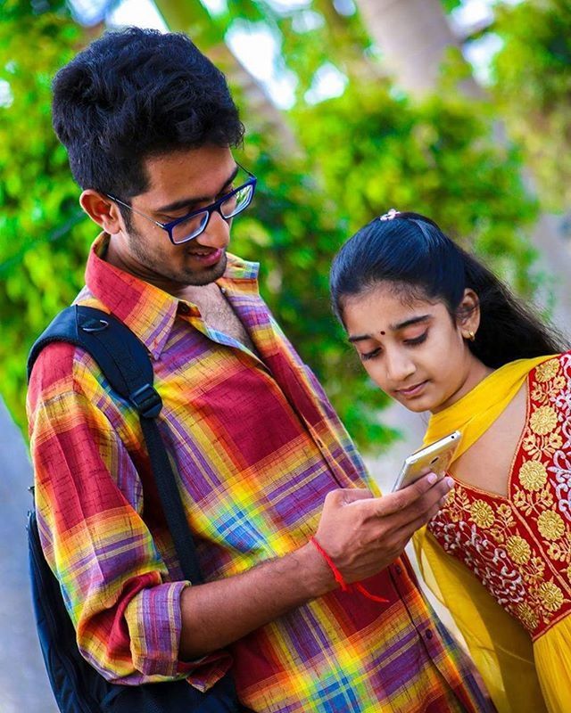 childhood, lifestyles, leisure activity, person, elementary age, casual clothing, boys, smiling, happiness, girls, togetherness, looking at camera, bonding, focus on foreground, innocence, portrait, front view