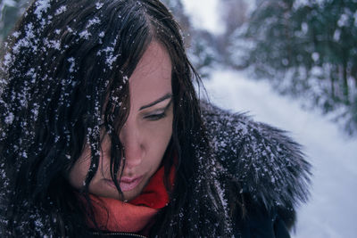 Close-up of young woman against sky