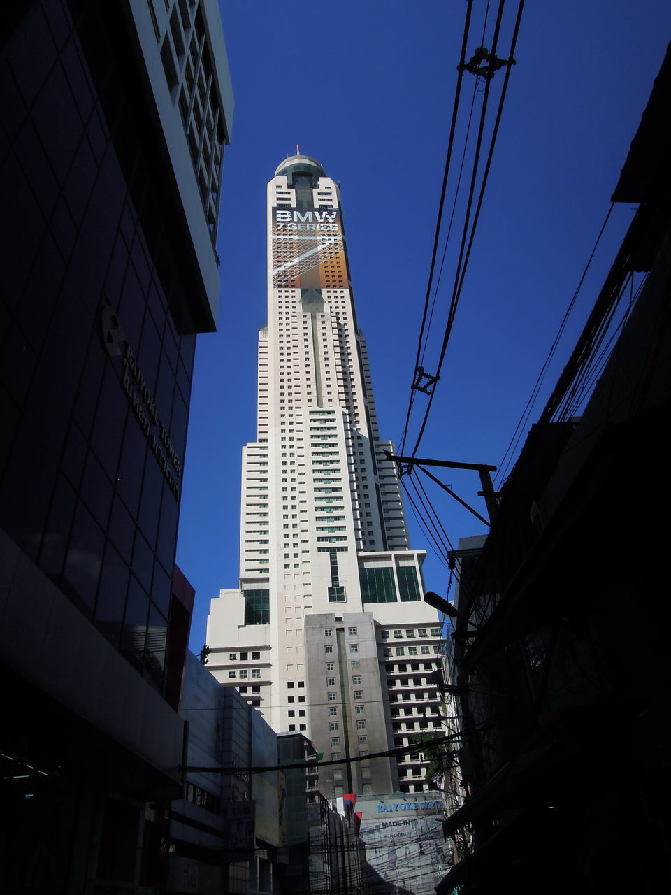 LOW ANGLE VIEW OF SKYSCRAPER AGAINST SKY