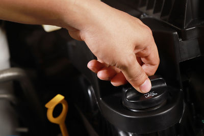 Check the engine oil before traveling.