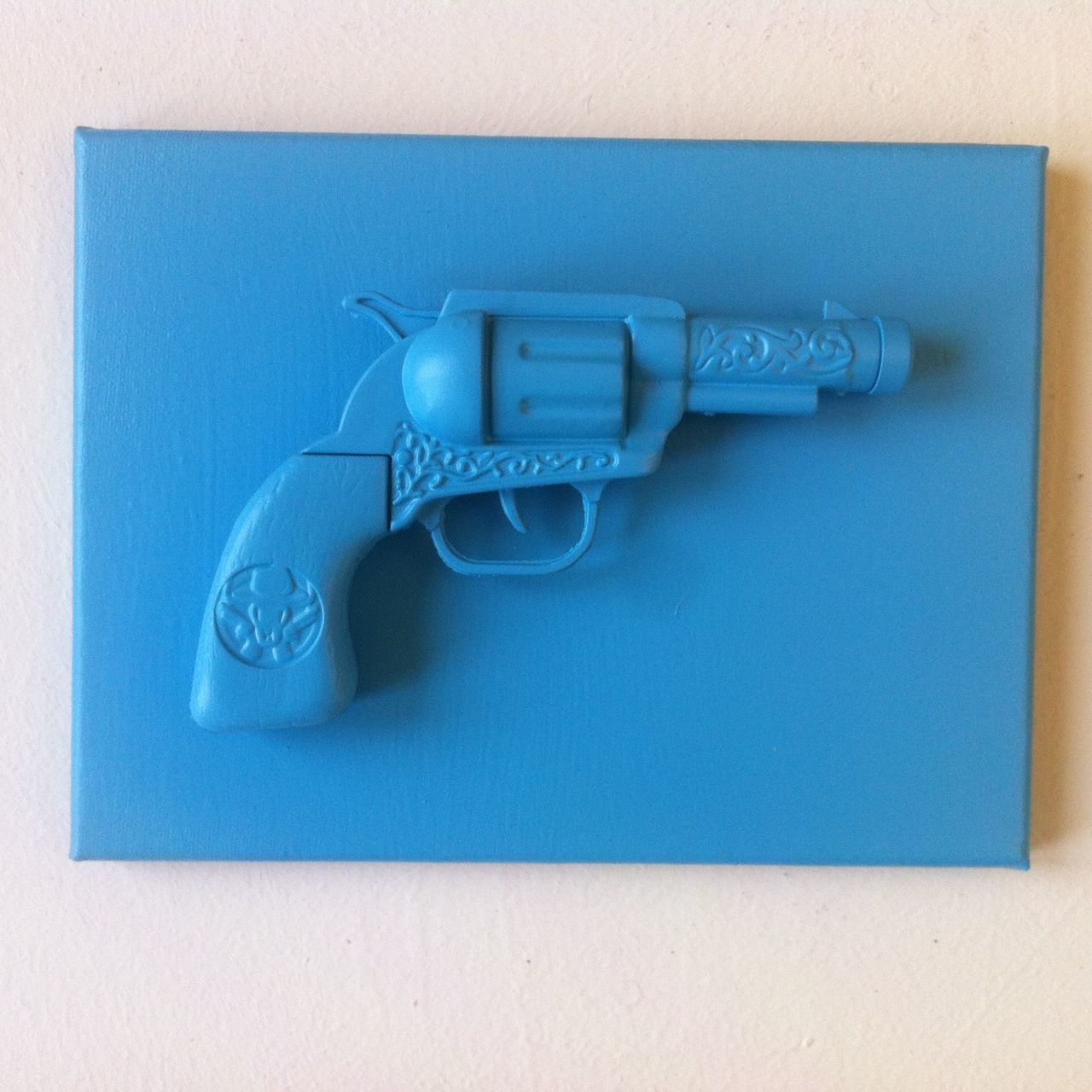 Ottograph (amsterdam) is making 500 artworks with toy guns in it. to activate the discussion on the ridiculousness of fabricating toy weapons. #500guns #ottograph #amsterdam #paint #kmdg #graffiti #streetartistry #streetart #popart #art #streetart #kunst 