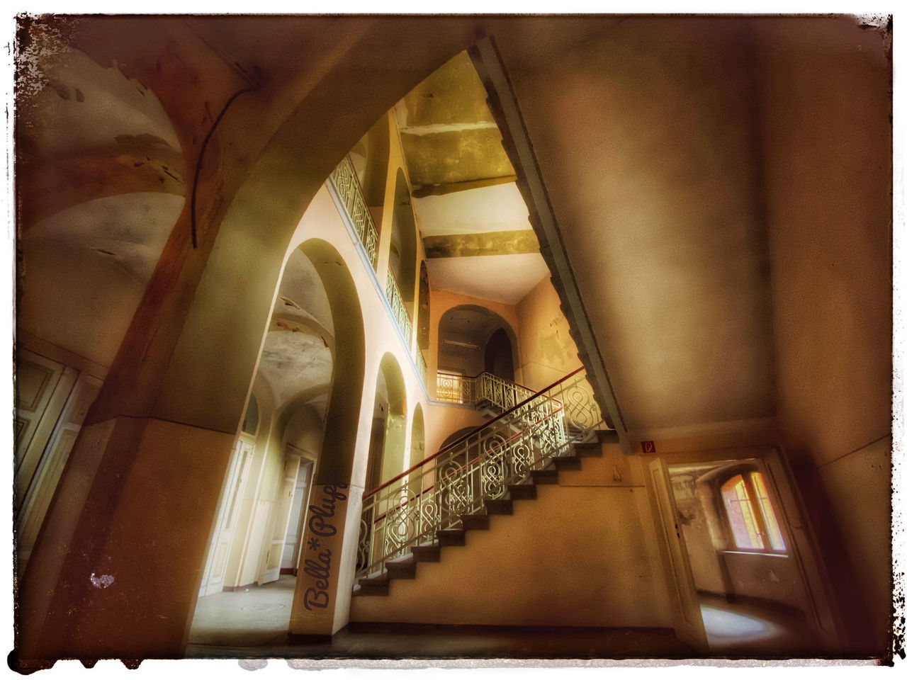 LOW ANGLE VIEW OF STAIRCASE IN BUILDING