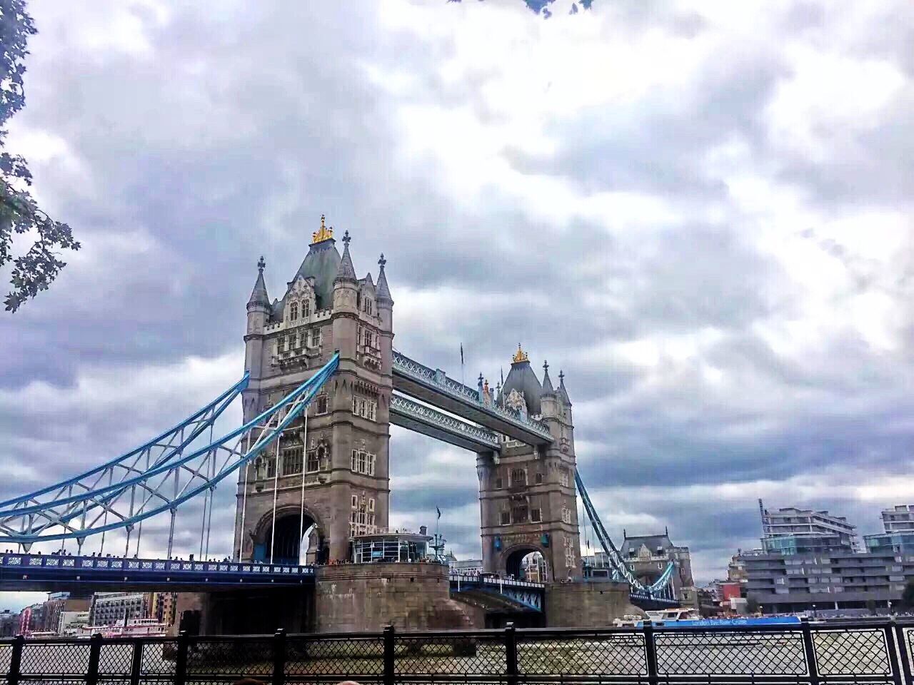 architecture, built structure, sky, bridge - man made structure, cloud - sky, building exterior, connection, cloudy, city, famous place, transportation, engineering, travel destinations, international landmark, capital cities, cloud, travel, tourism, bridge, low angle view