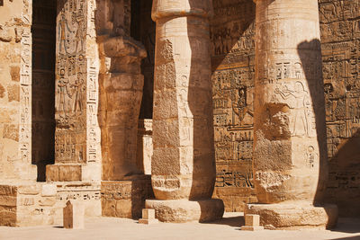 Columns with egyptian hieroglyphs and ancient symbols. famous egyptian landmark
