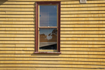 Window with venetians in weatherboard cottage
