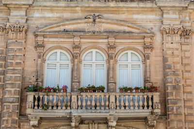 Windows decorated with flowers in a unique architectural style