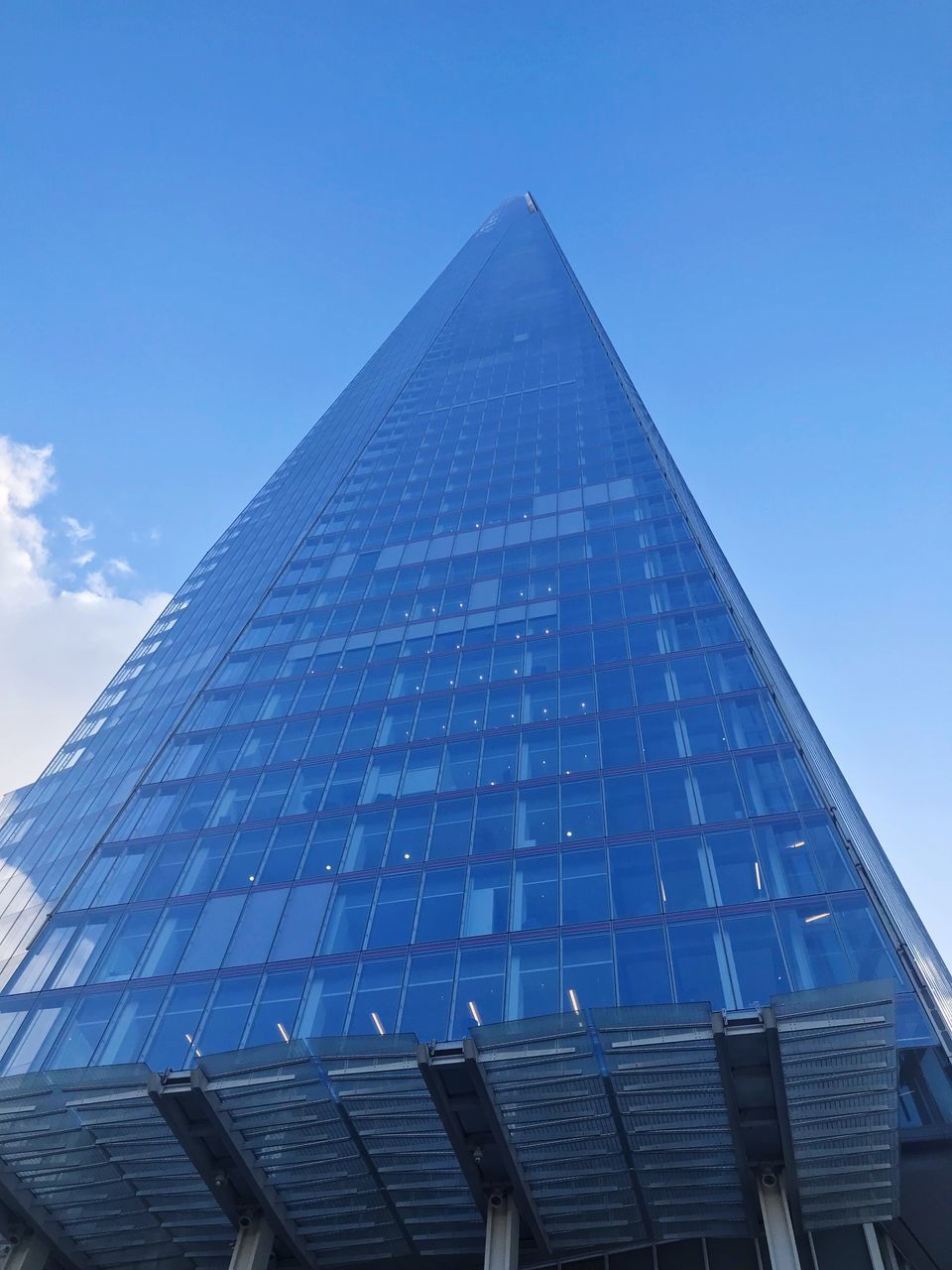 LOW ANGLE VIEW OF SKYSCRAPER AGAINST BLUE SKY