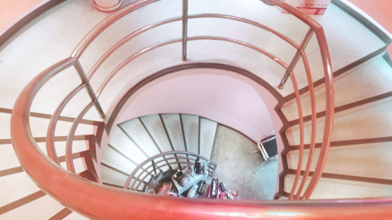 HIGH ANGLE VIEW OF SPIRAL STAIRCASE IN BUILDING