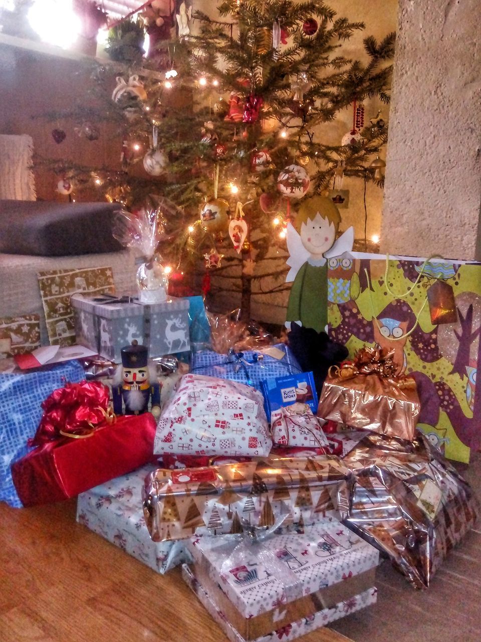 ILLUMINATED CHRISTMAS TREE AT HOME
