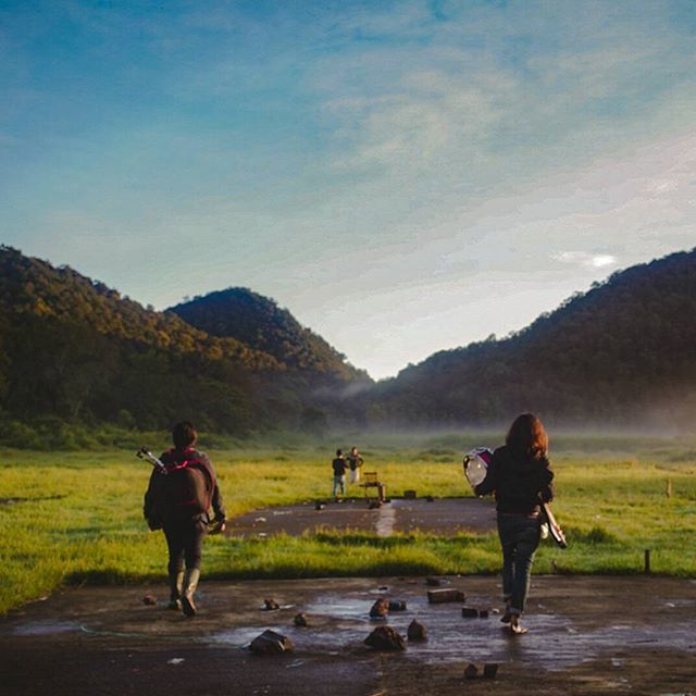 full length, rear view, lifestyles, leisure activity, men, casual clothing, walking, mountain, sky, person, boys, backpack, landscape, nature, standing, beauty in nature, tranquility