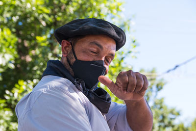 Argentinian man wearing medical face mask