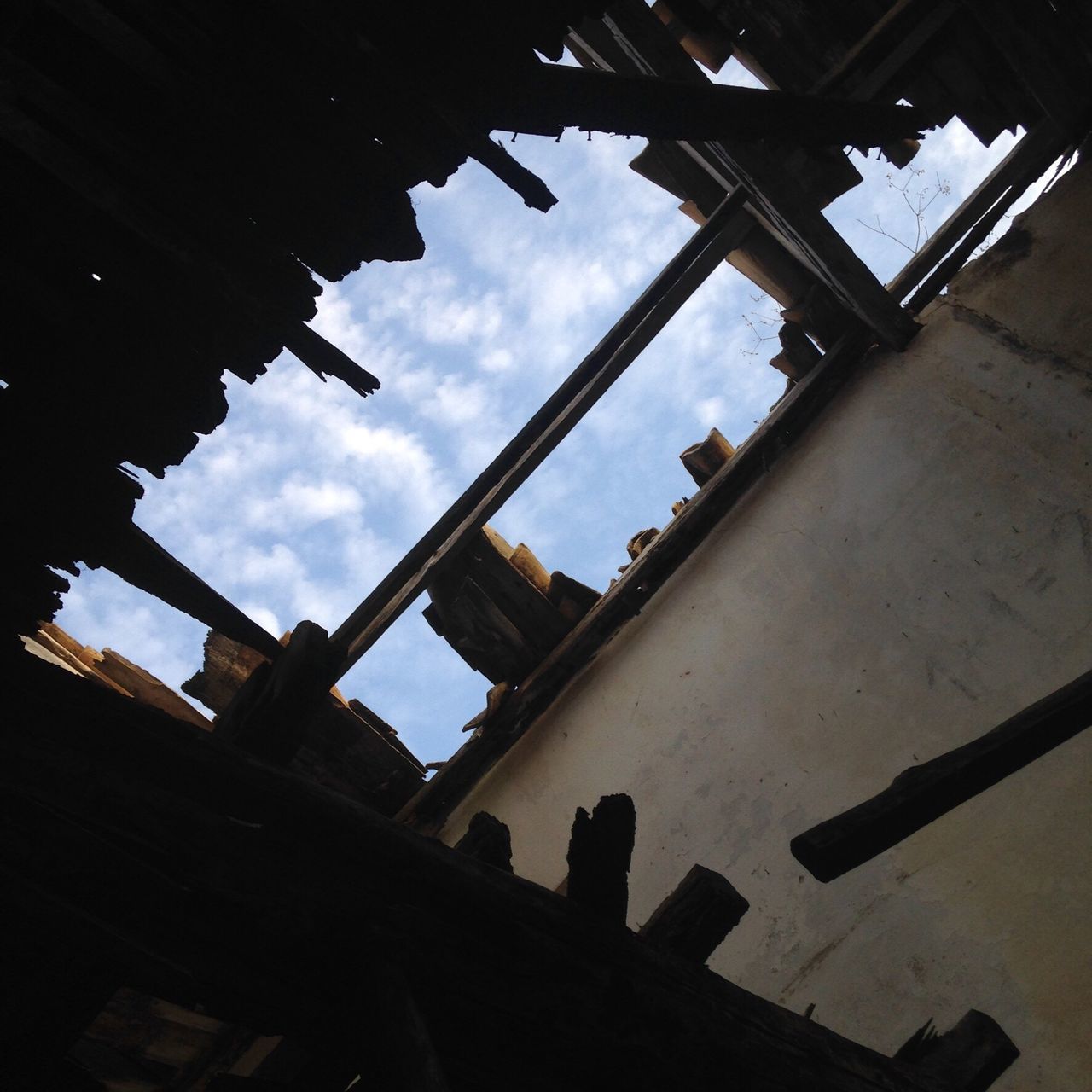 LOW ANGLE VIEW OF BUILT STRUCTURE AGAINST SKY