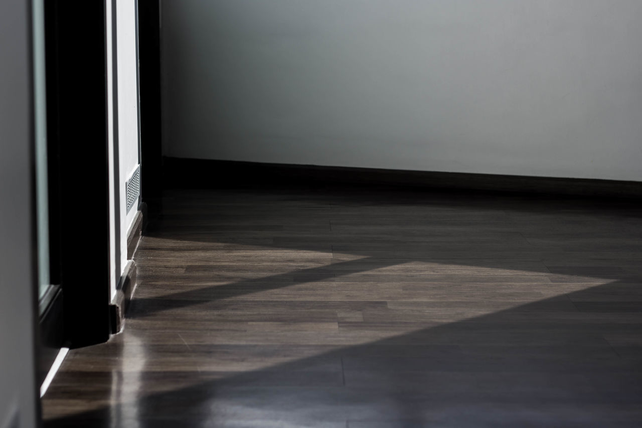 HIGH ANGLE VIEW OF EMPTY HARDWOOD FLOOR