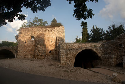 Old ruin building against sky