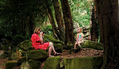 Mother and daughter photo shoot in the woods. chatsworth house 