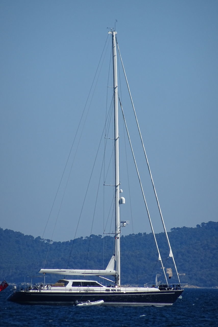 SAILBOATS SAILING ON SEA AGAINST CLEAR SKY