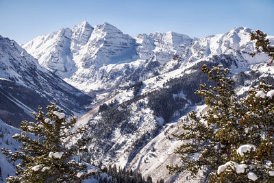 A view of the maroon valley landscape looking towards the two mountains of the maroon bells.