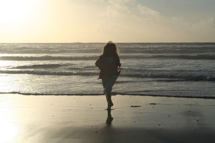 sea, beach, horizon over water, wave, full length, sand, one woman only, people, one person, women, vacations, only women, adult, silhouette, sky, outdoors, adults only, human body part, nature, water, beauty in nature, day