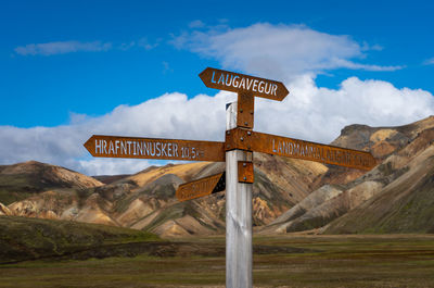 Laugavegur sign post in rhyolite mountains, landmannalaugar, iceland. laugavegur hiking trail