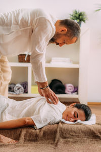 Therapist massaging womans back. woman getting shiatsu back massage.