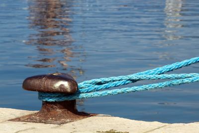 Close-up of rope tied on metal