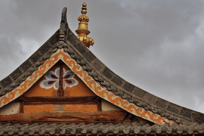 1112 badain jaran temple south facing roof gable-side of sumu jaran lake. badain jaran desert-china.