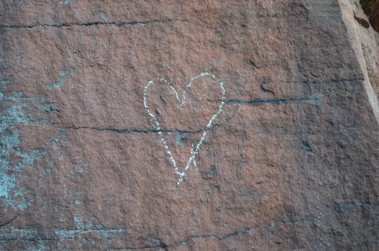 FULL FRAME SHOT OF HEART SHAPE MADE OF TEXT ON STONE