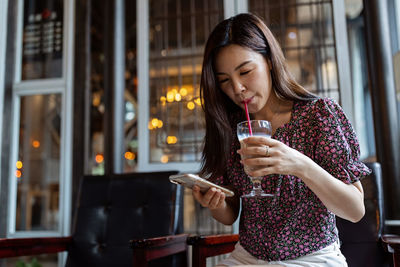 Businesswoman drinking coffee in cafe