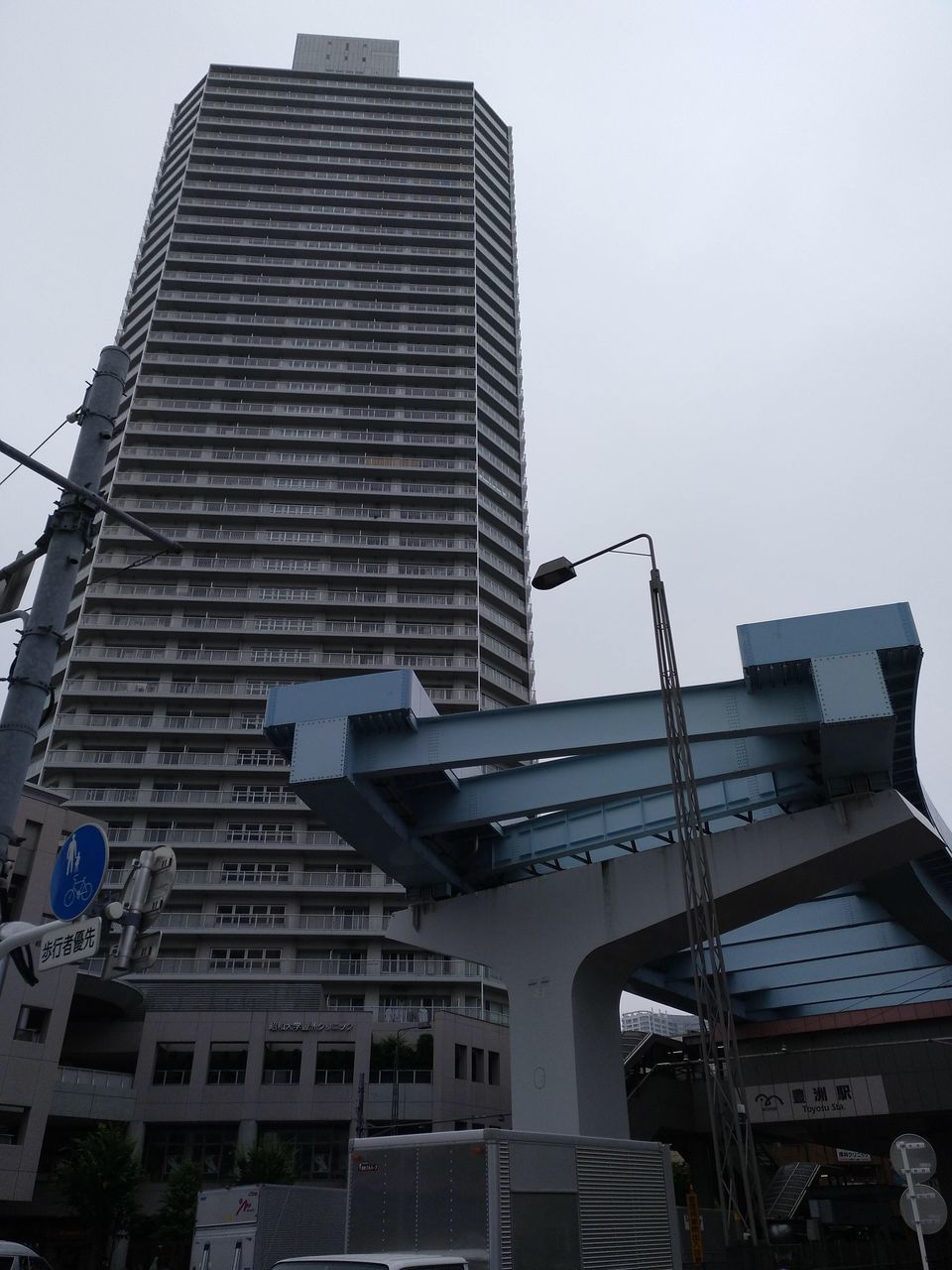 LOW ANGLE VIEW OF MODERN BUILDINGS AGAINST SKY