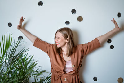 Full length of woman standing against the wall